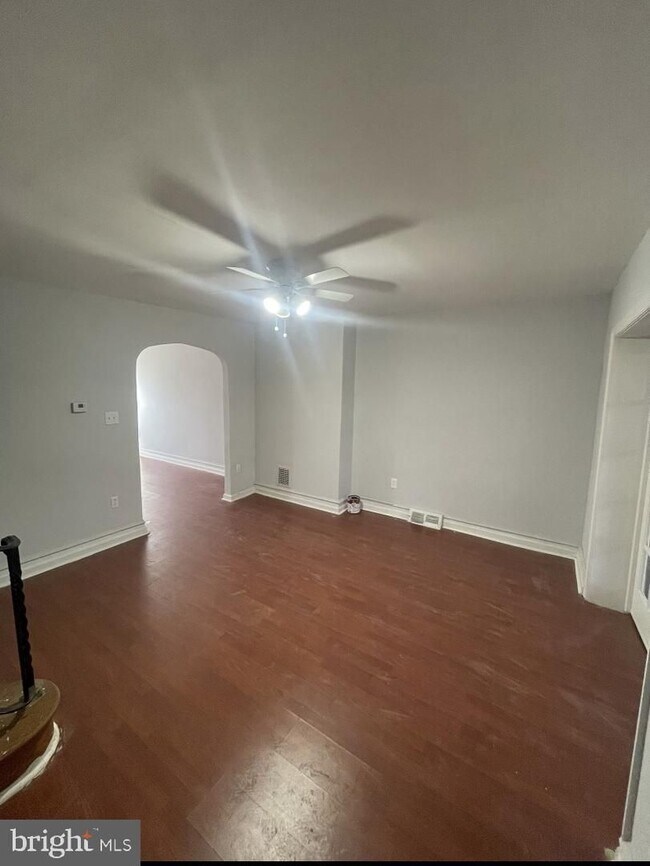 Building Photo - 3 Bedroom Home Available Now