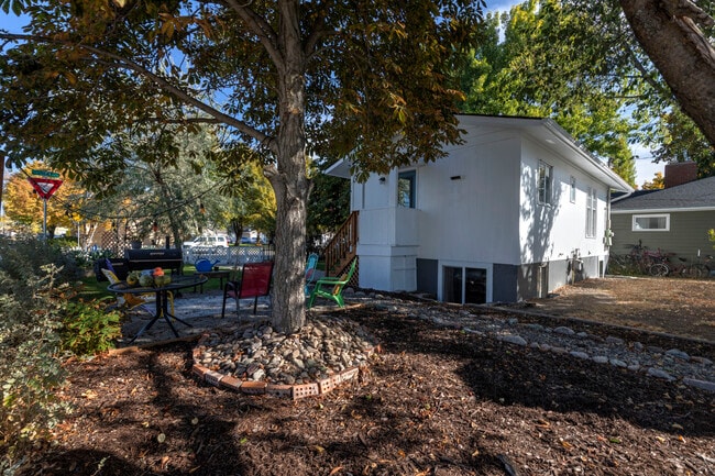 Building Photo - 1847 W Sussex Ave