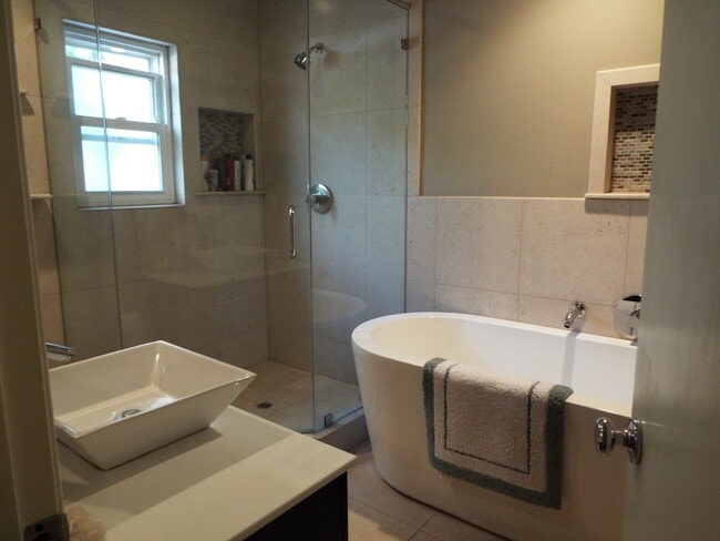 GUEST BATH - 24466 Toledo Ln