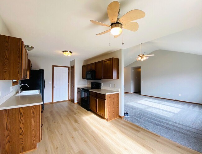 Foto del edificio - 8801 Leighton Ave