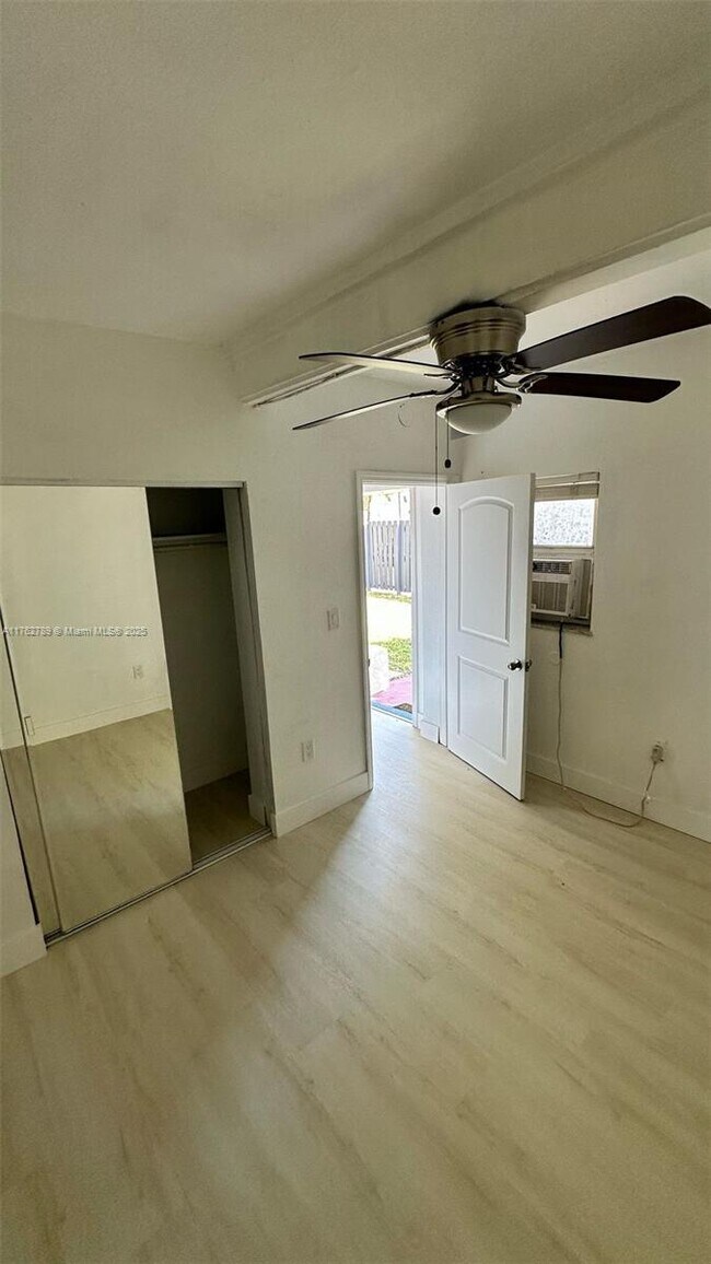 Building Photo - 2 bedroom in Dania FL 33004