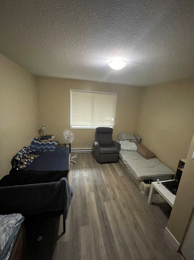 Building Photo - 371-374 4 Ave SE