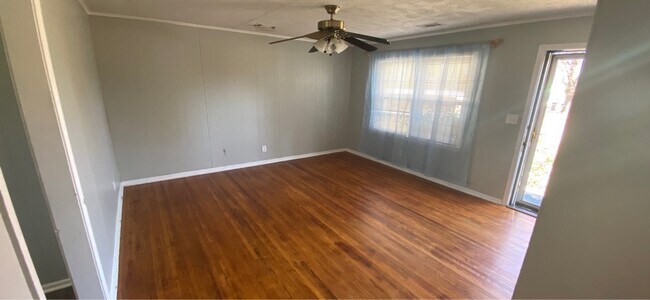 Foto del edificio - 2432 N Xanthus Ave
