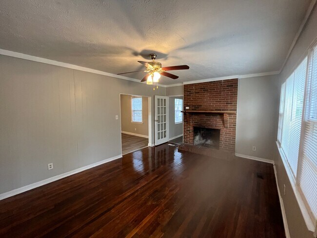 Foto del edificio - **ON HOLD**3 Bedroom / 1 Bathroom Home for...