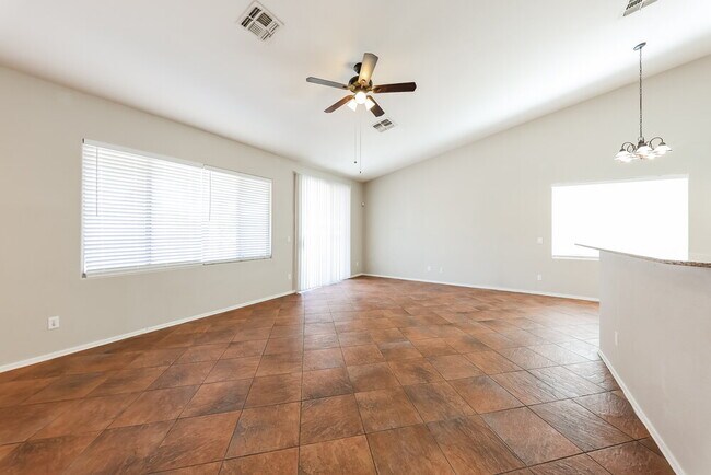 Foto del edificio - 12906 W Valentine Ave