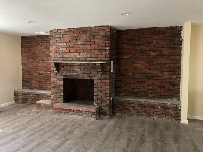Building Photo - Recently Renovated 3 Bedroom Home! Very Sp...