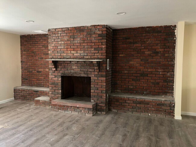 Foto del edificio - Recently Renovated 3 Bedroom Home! Very Spacious Living Area!! Master Bedroom with 1/2 Bath! Lots...
