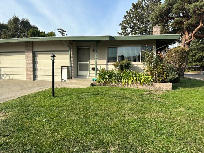 Building Photo - 3 Bedroom 2 Bathroom Duplex in Greenhaven