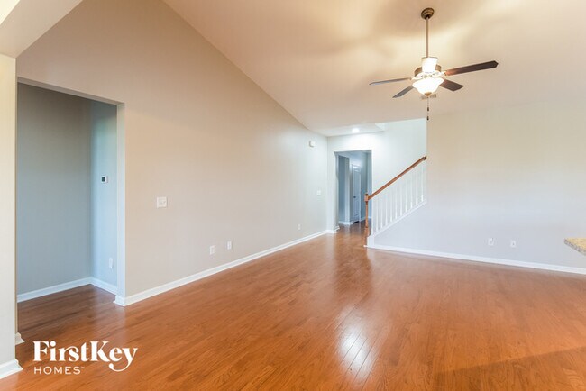 Foto del edificio - 647 Redbud Ln