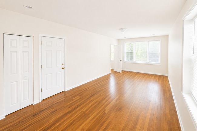 Foto del edificio - 2239 N Western Ave