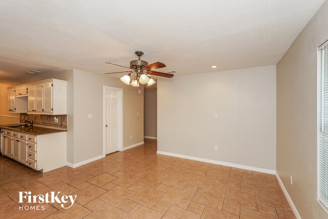 Building Photo - 916 Meadow Park Dr