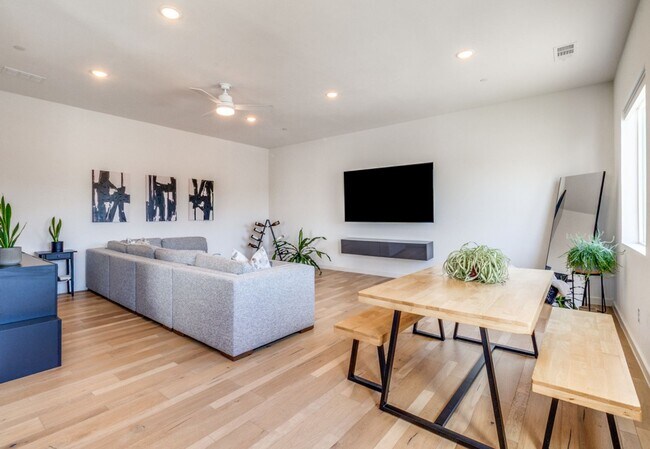 Foto del edificio - Beautiful Modern Three-Story Townhome minutes from Lower Greenville!