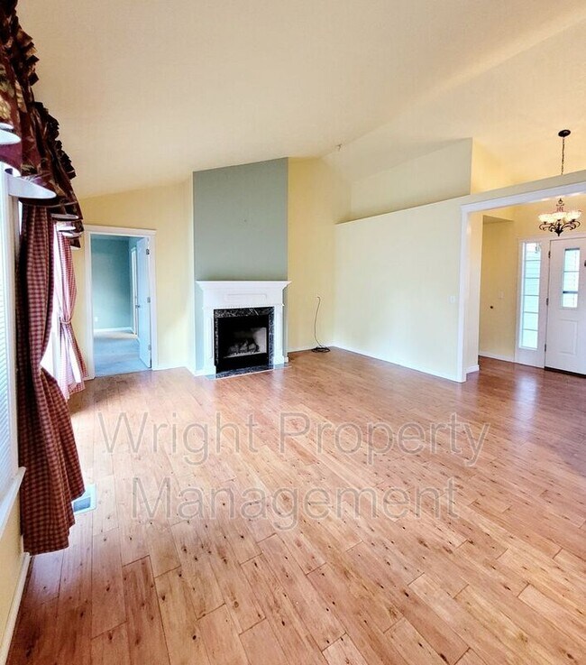 Building Photo - 152 S Delphinium Ave