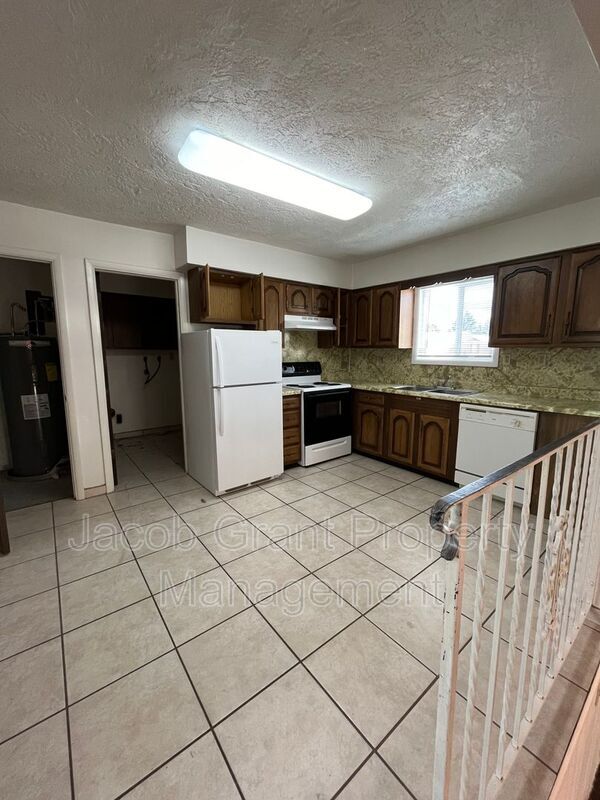 Building Photo - 598 Hansen Ave