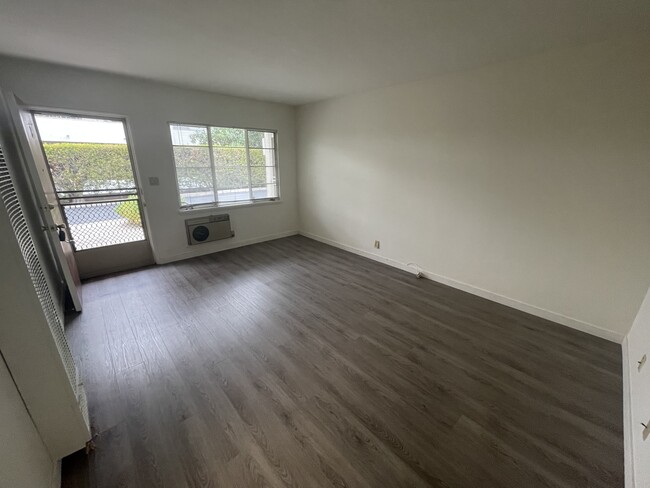 Building Photo - 426 S Los Robles Ave