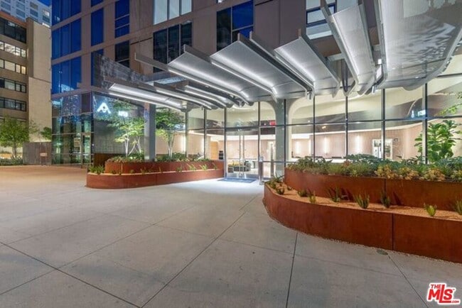 Building Photo - 1120 S Grand Ave