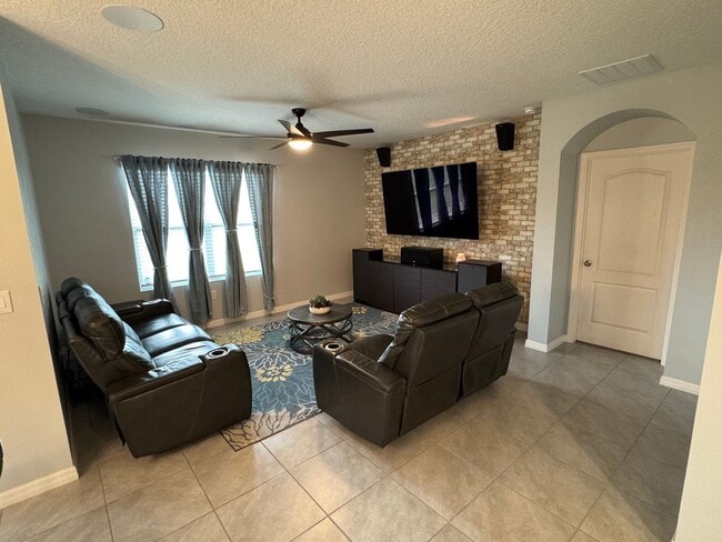 Building Photo - 4 Bedroom Single Family Home in Orange City