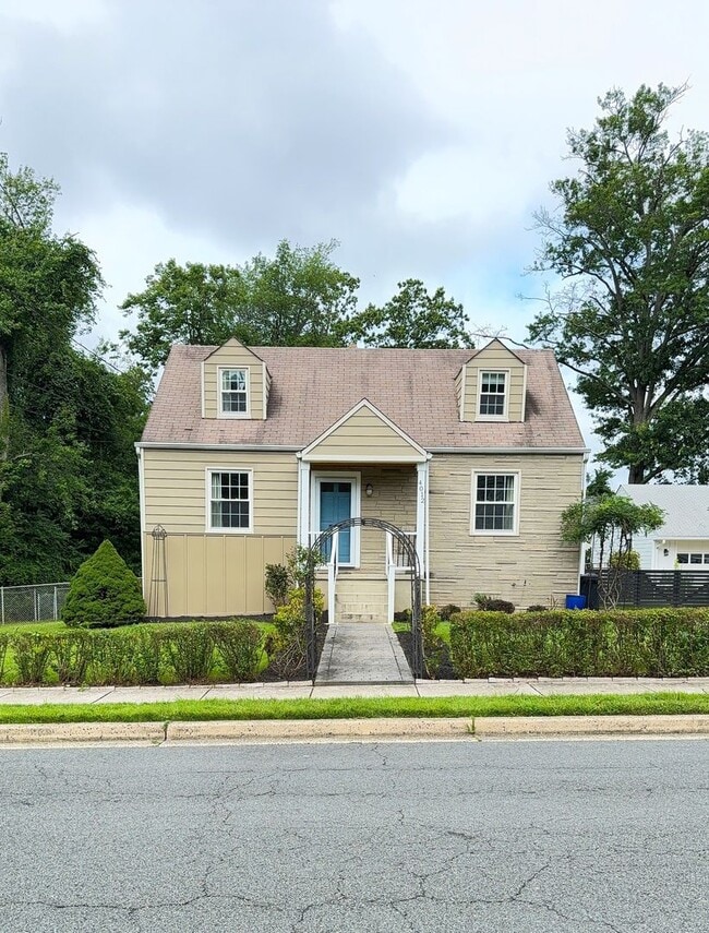 Building Photo - Charming Bungalow in the Heart of Fairfax ...