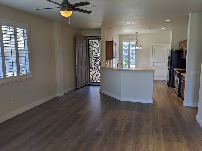 Foto del edificio - 936 Lake Crest Ln