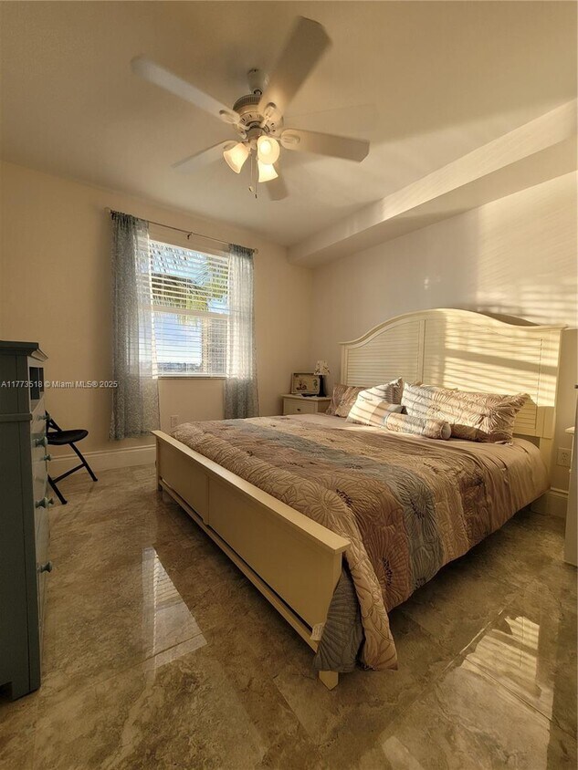 Foto del edificio - 17100 N Bay Rd