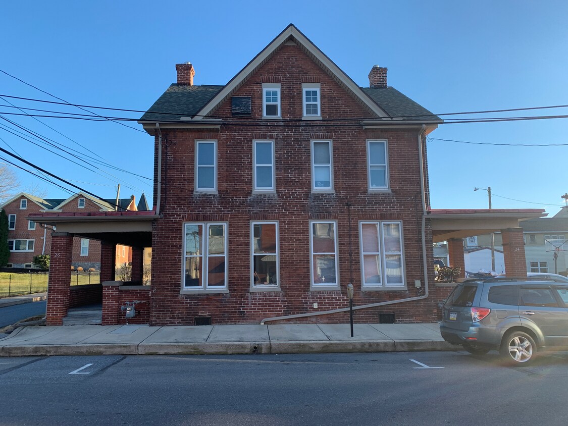 Building Photo - Half House 3Bedroom/1Bath- private parking