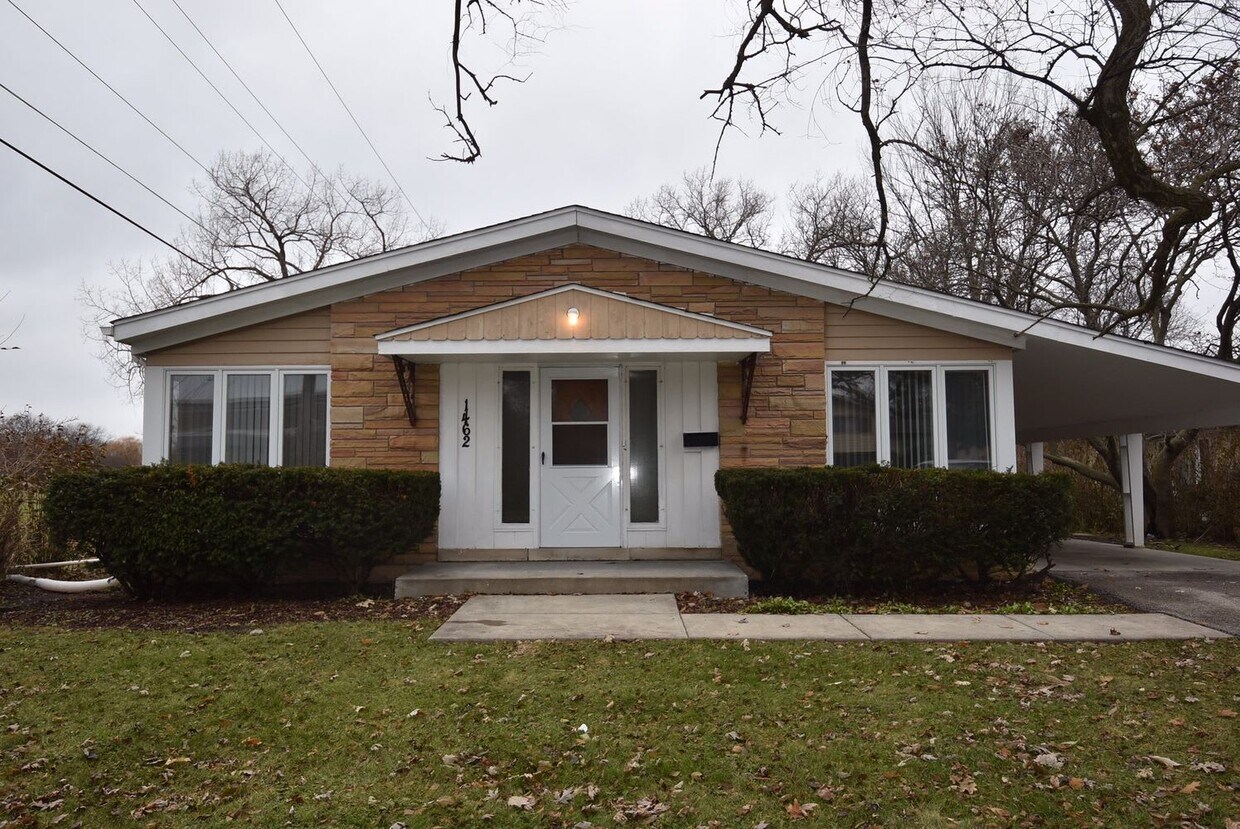 Primary Photo - 1462 Deerfield Rd