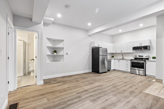 Building Photo - 224 Lebreton St N