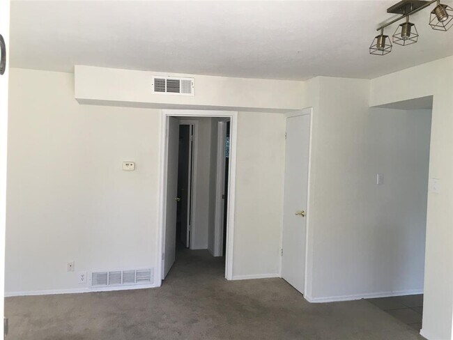 Building Photo - 1620 Handley Dr
