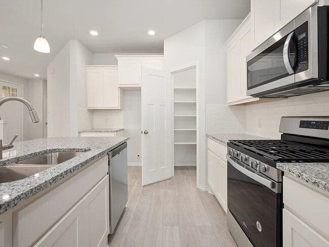 Foto del edificio - 3 Bedroom 2 bath, 2 garage attached garage with all the appliances to include washer & dryer