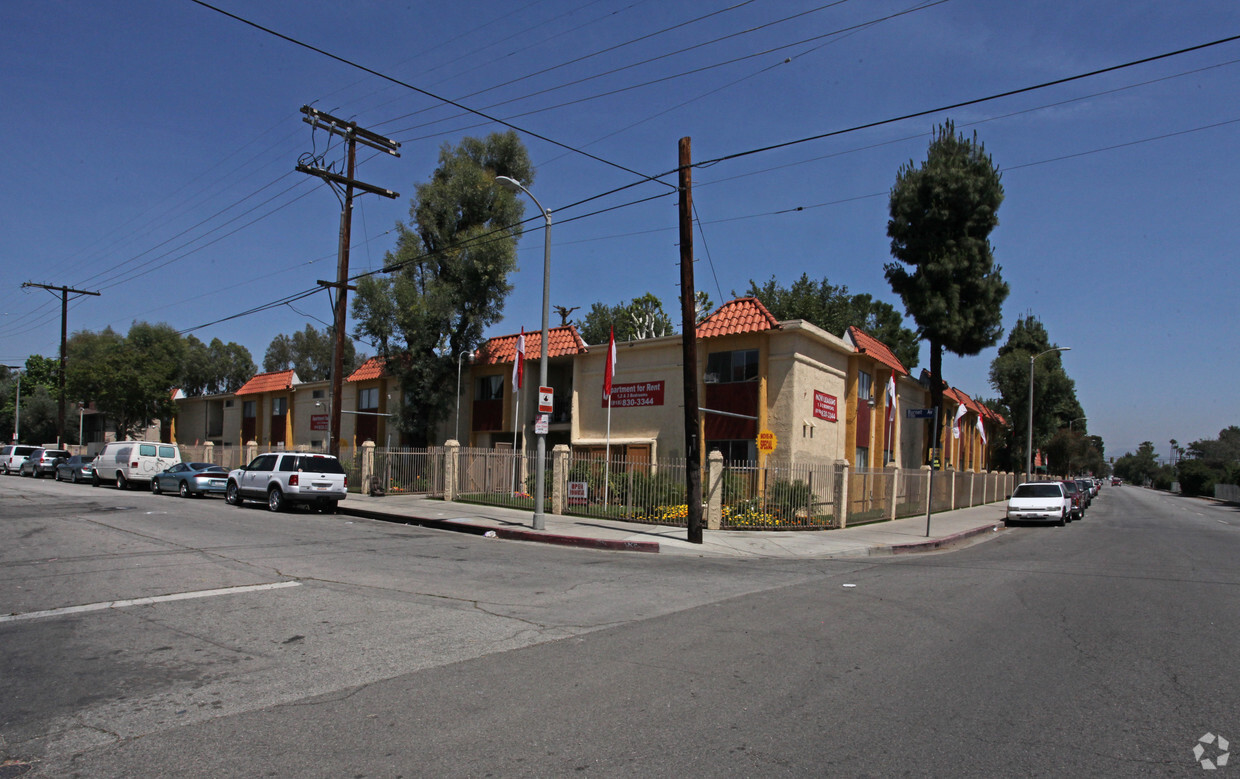 Foto principal - North Hills Village Apartments