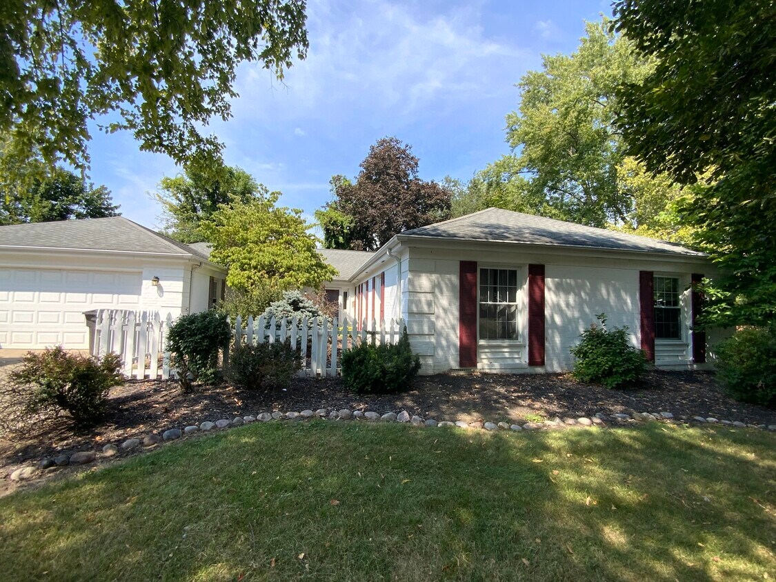 Primary Photo - 113 Country Club Ct