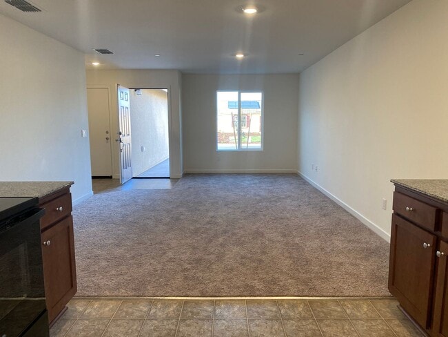 Building Photo - Modern 3-Bedroom, 2-Bath Home with Spaciou...