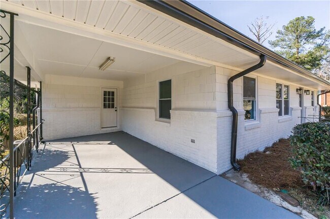Building Photo - 1721 McKenzie Dr