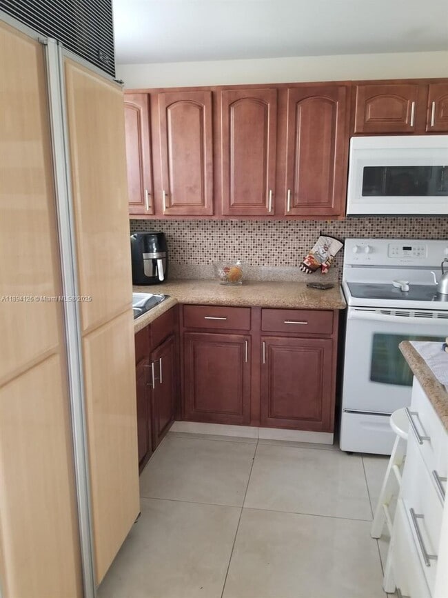 Foto del edificio - 8465 Sunrise Lakes Blvd