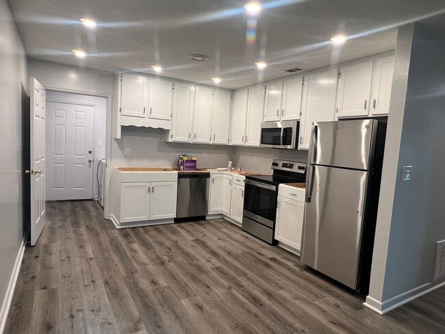 Newly renovated 2 bedroom on Barber St.! - Newly renovated 2 bedroom on Barber St.! House