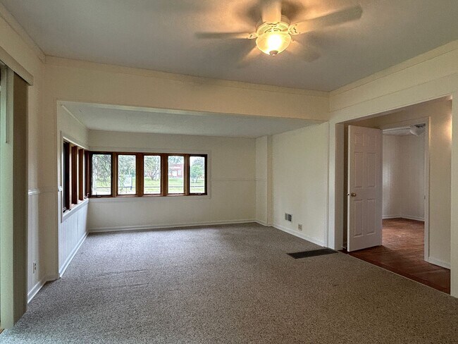 Building Photo - SPACIOUS 2 BEDROOM