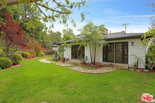Foto del edificio - 8049 Briar Summit Dr