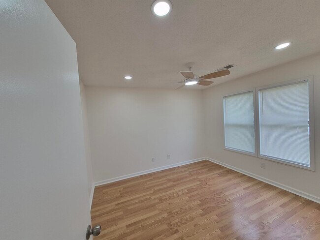 Foto del edificio - 5657 Heartwood Dr