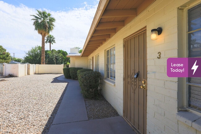 Building Photo - 2606 E Glenrosa Ave