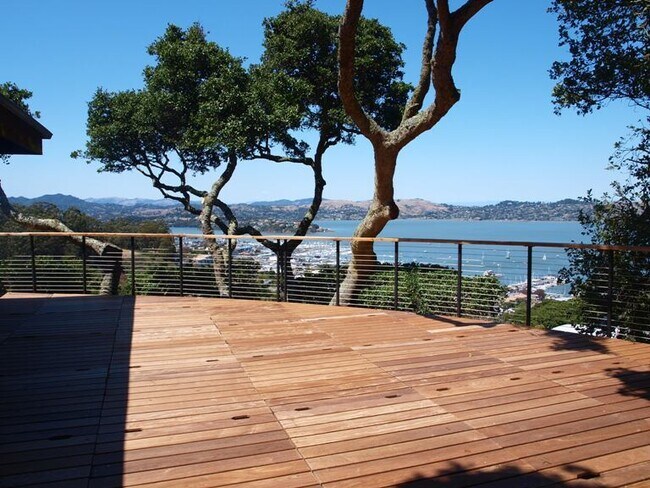 Foto del edificio - Sausalito Single Family with Spectacular 180 View