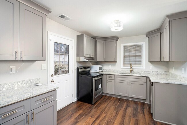 Foto del edificio - Affordable Co-Living in Atlanta's Upper Westside: 6-Bedroom Home