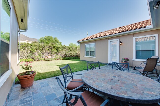 Foto del edificio - 2011 Flower Garden Ln