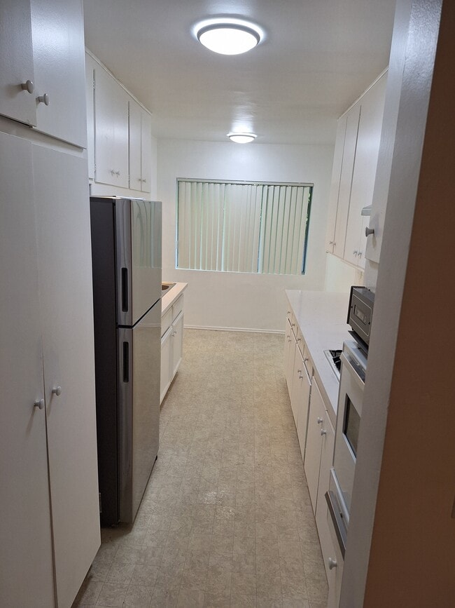 Kitchen Entry Quartz counter - 3229 Glenhurst Ave