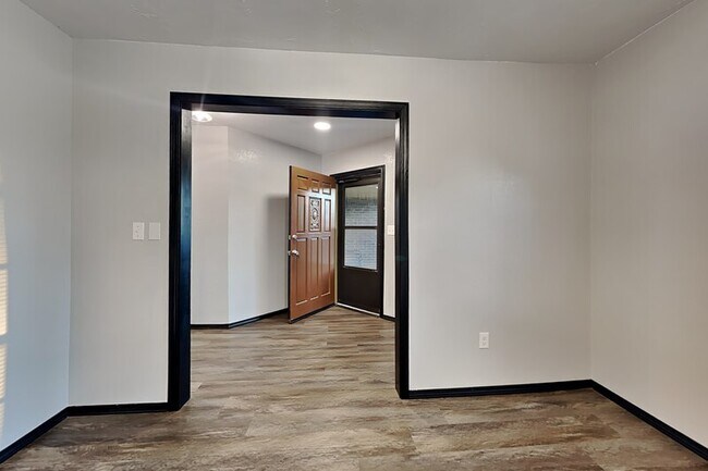 Building Photo - 640 N Markwell Ave