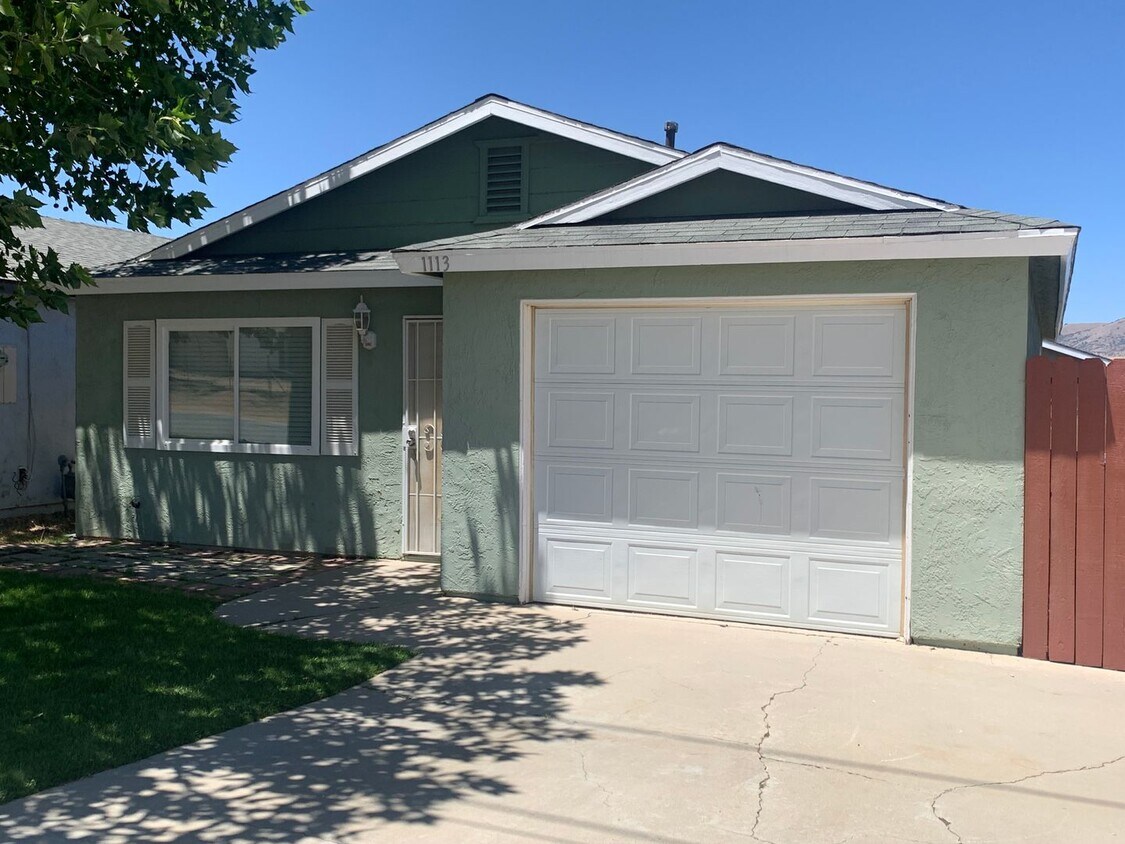 Foto principal - 3 Bed 2 bath House in City of Tehachapi!