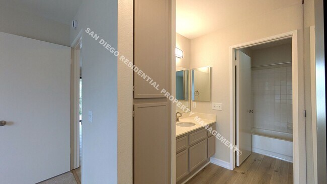 Foto del edificio - Highly Updated 2-Bedroom Condo in Prime Mi...
