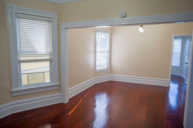 Building Photo - Encinal Avenue