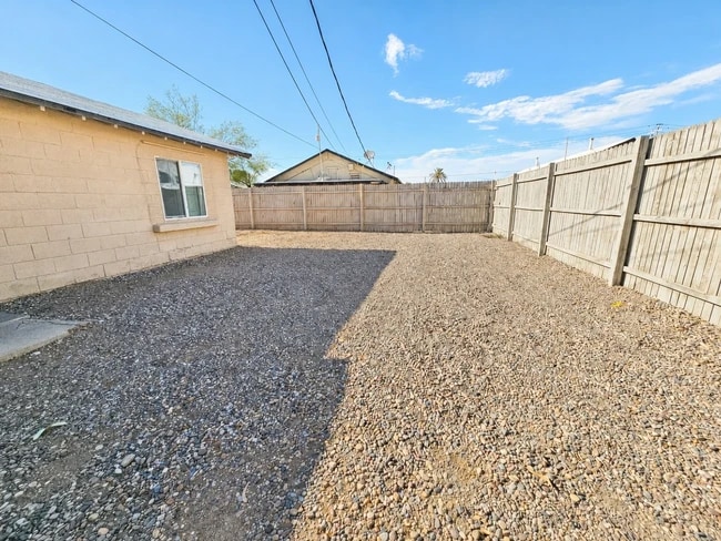 Parking - 421 W 9th St