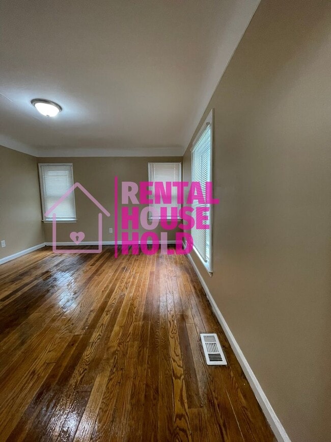 Building Photo - ~ 3 BEDROOM 1.5  BATH SINGLE FAMILY HOME~ ...