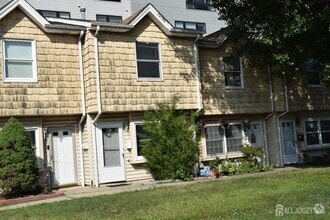 Building Photo - 172 Roosevelt Ave